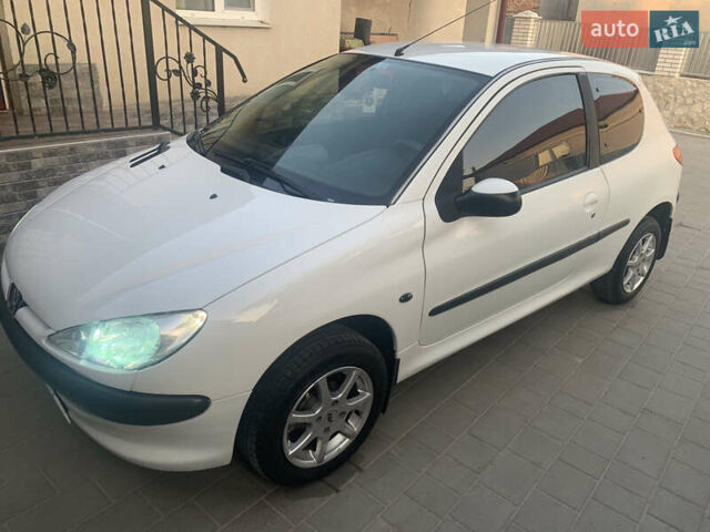 Белый Пежо 206, объемом двигателя 1.1 л и пробегом 119 тыс. км за 3250 $, фото 2 на Automoto.ua