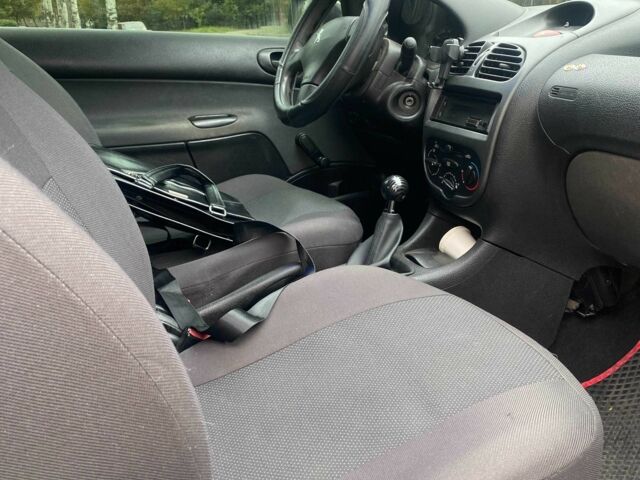 Белый Пежо 206, объемом двигателя 1.4 л и пробегом 225 тыс. км за 3000 $, фото 6 на Automoto.ua