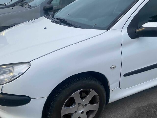 Белый Пежо 206, объемом двигателя 1.4 л и пробегом 225 тыс. км за 3000 $, фото 4 на Automoto.ua