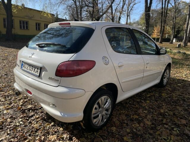Белый Пежо 206, объемом двигателя 1.4 л и пробегом 298 тыс. км за 3600 $, фото 3 на Automoto.ua