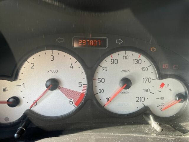 Белый Пежо 206, объемом двигателя 1.4 л и пробегом 298 тыс. км за 3600 $, фото 10 на Automoto.ua