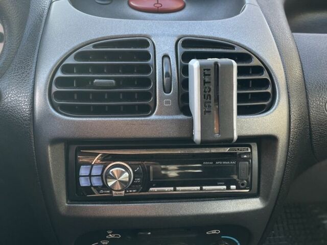 Белый Пежо 206, объемом двигателя 1.4 л и пробегом 298 тыс. км за 3600 $, фото 8 на Automoto.ua