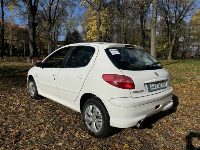 Белый Пежо 206, объемом двигателя 1.4 л и пробегом 298 тыс. км за 3600 $, фото 4 на Automoto.ua