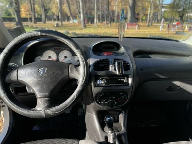 Белый Пежо 206, объемом двигателя 1.4 л и пробегом 298 тыс. км за 3600 $, фото 1 на Automoto.ua