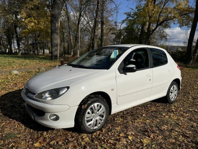 Белый Пежо 206, объемом двигателя 1.4 л и пробегом 298 тыс. км за 3600 $, фото 5 на Automoto.ua