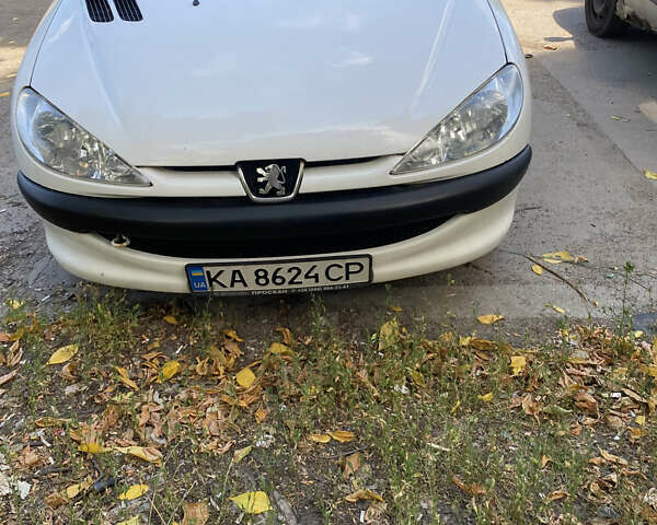 Белый Пежо 206, объемом двигателя 1.4 л и пробегом 300 тыс. км за 3500 $, фото 5 на Automoto.ua