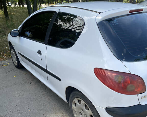 Белый Пежо 206, объемом двигателя 1.4 л и пробегом 300 тыс. км за 3500 $, фото 2 на Automoto.ua