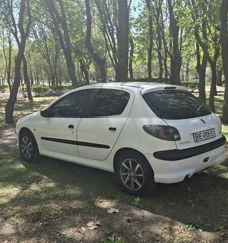 Белый Пежо 206, объемом двигателя 1.4 л и пробегом 235 тыс. км за 4100 $, фото 6 на Automoto.ua