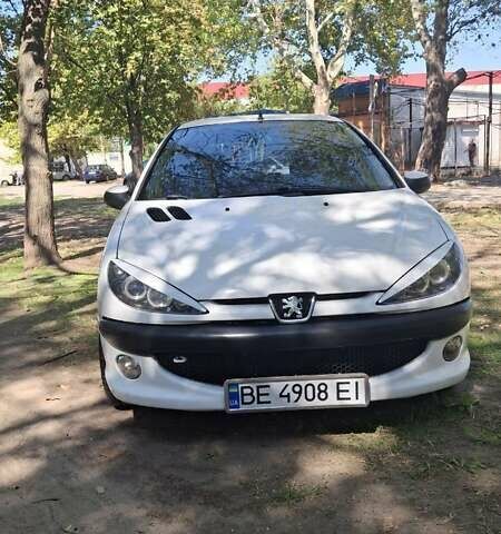 Белый Пежо 206, объемом двигателя 1.4 л и пробегом 235 тыс. км за 4100 $, фото 8 на Automoto.ua