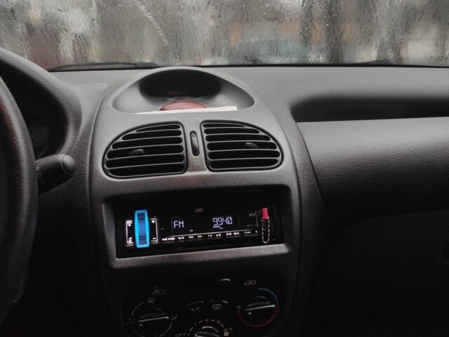 Белый Пежо 206, объемом двигателя 1.4 л и пробегом 201 тыс. км за 3700 $, фото 3 на Automoto.ua