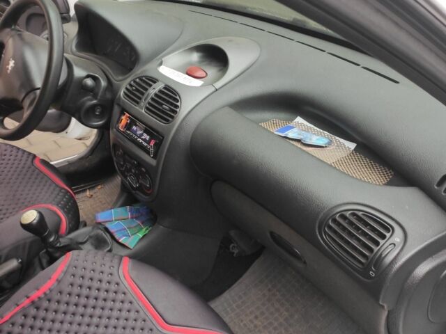 Белый Пежо 206, объемом двигателя 1.4 л и пробегом 201 тыс. км за 3700 $, фото 6 на Automoto.ua