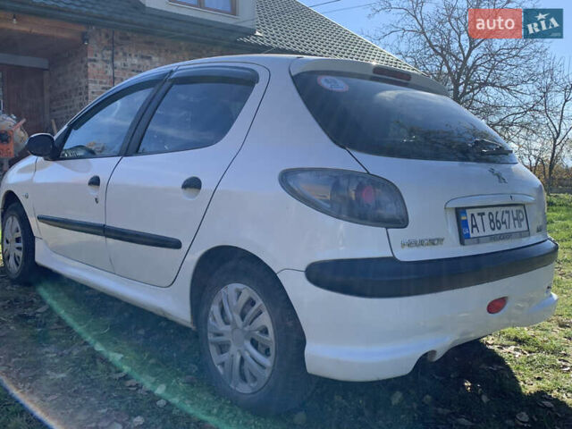 Белый Пежо 206, объемом двигателя 1.4 л и пробегом 383 тыс. км за 2750 $, фото 4 на Automoto.ua