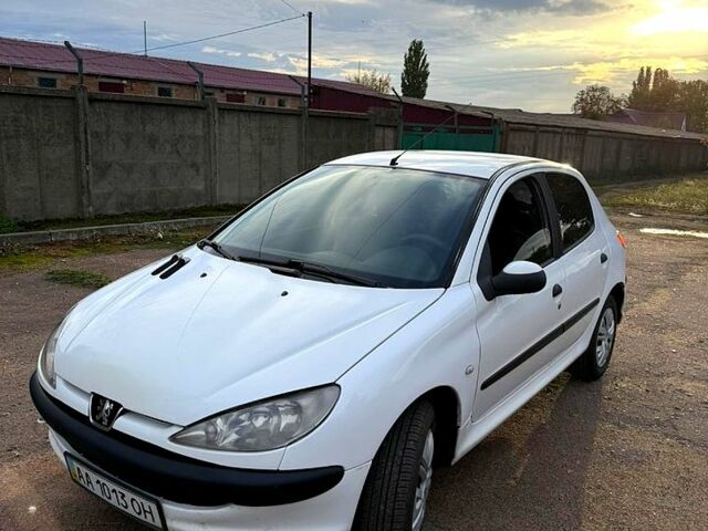 Білий Пежо 206, об'ємом двигуна 1.4 л та пробігом 220 тис. км за 3100 $, фото 1 на Automoto.ua