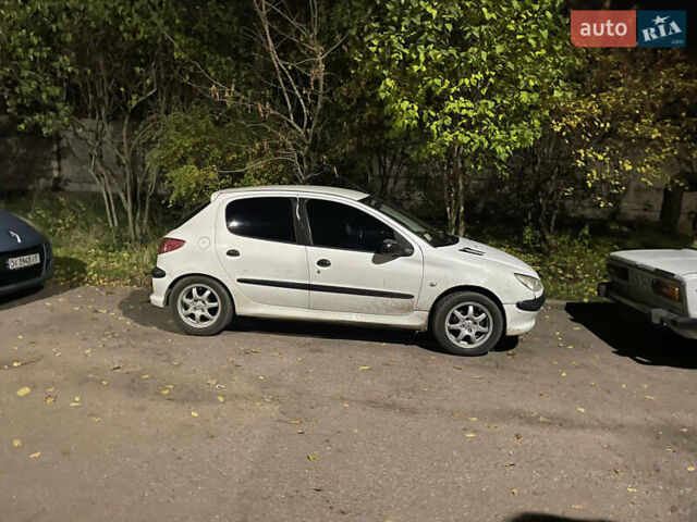 Белый Пежо 206, объемом двигателя 1.36 л и пробегом 239 тыс. км за 3300 $, фото 8 на Automoto.ua