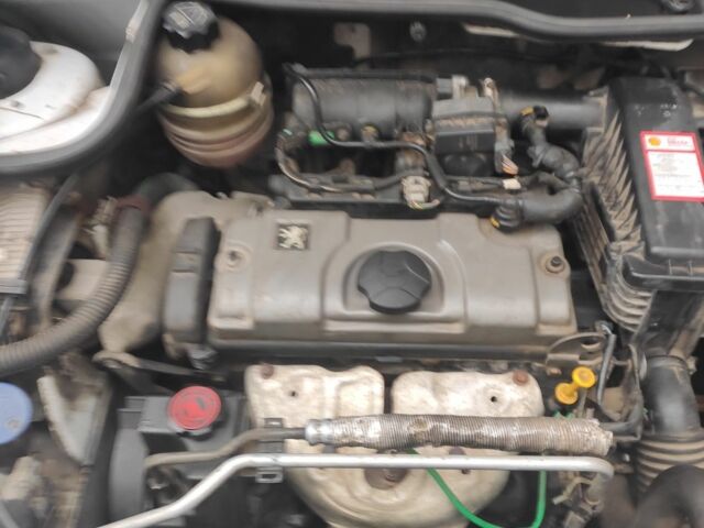 Белый Пежо 206, объемом двигателя 1.4 л и пробегом 201 тыс. км за 3700 $, фото 4 на Automoto.ua