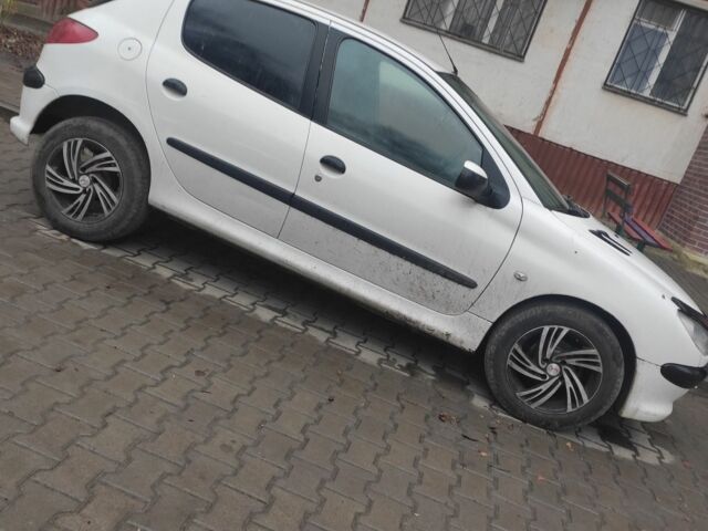 Белый Пежо 206, объемом двигателя 1.4 л и пробегом 201 тыс. км за 3700 $, фото 2 на Automoto.ua