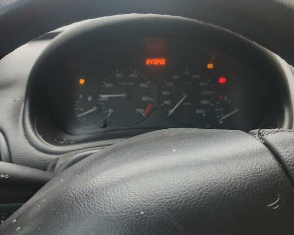 Белый Пежо 206, объемом двигателя 1.36 л и пробегом 248 тыс. км за 2700 $, фото 4 на Automoto.ua