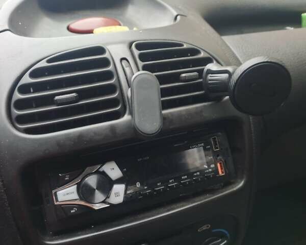 Белый Пежо 206, объемом двигателя 1.36 л и пробегом 248 тыс. км за 2700 $, фото 1 на Automoto.ua