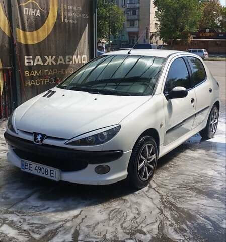 Белый Пежо 206, объемом двигателя 1.4 л и пробегом 235 тыс. км за 4100 $, фото 19 на Automoto.ua