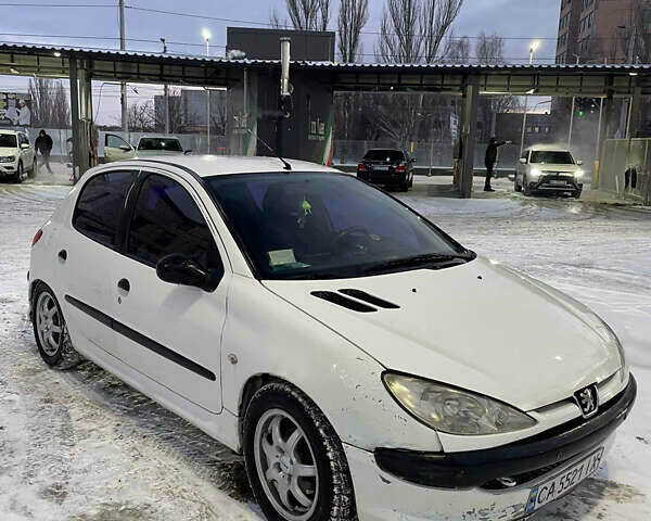 Белый Пежо 206, объемом двигателя 1.36 л и пробегом 239 тыс. км за 3300 $, фото 2 на Automoto.ua