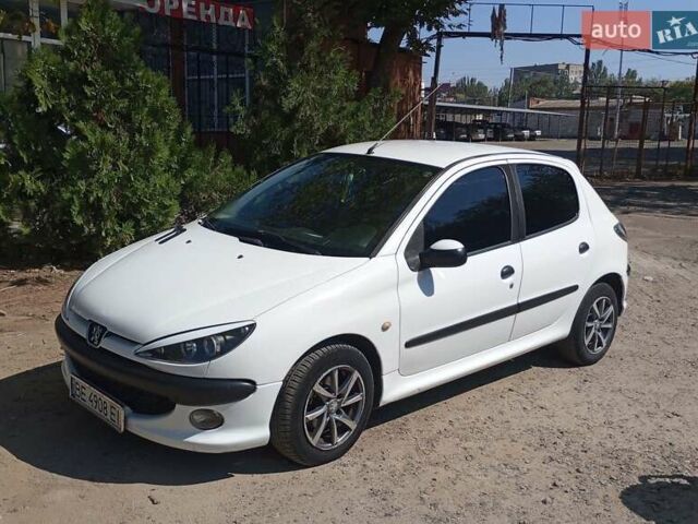 Белый Пежо 206, объемом двигателя 1.4 л и пробегом 235 тыс. км за 4100 $, фото 20 на Automoto.ua