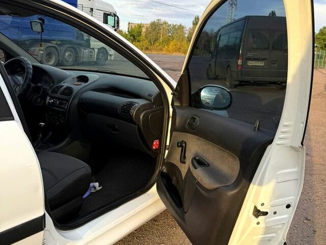 Білий Пежо 206, об'ємом двигуна 1.4 л та пробігом 220 тис. км за 3100 $, фото 5 на Automoto.ua