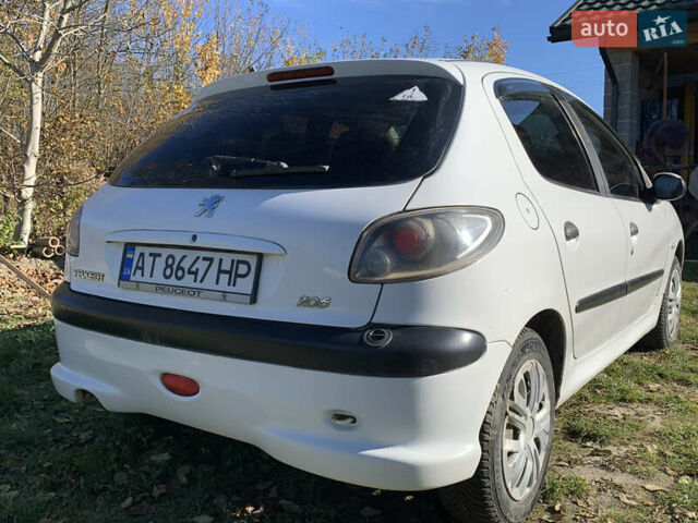 Белый Пежо 206, объемом двигателя 1.4 л и пробегом 383 тыс. км за 2750 $, фото 3 на Automoto.ua