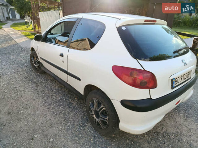Белый Пежо 206, объемом двигателя 1.36 л и пробегом 320 тыс. км за 2700 $, фото 5 на Automoto.ua