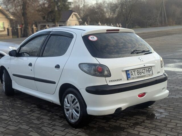 Белый Пежо 206, объемом двигателя 1.4 л и пробегом 320 тыс. км за 2800 $, фото 2 на Automoto.ua
