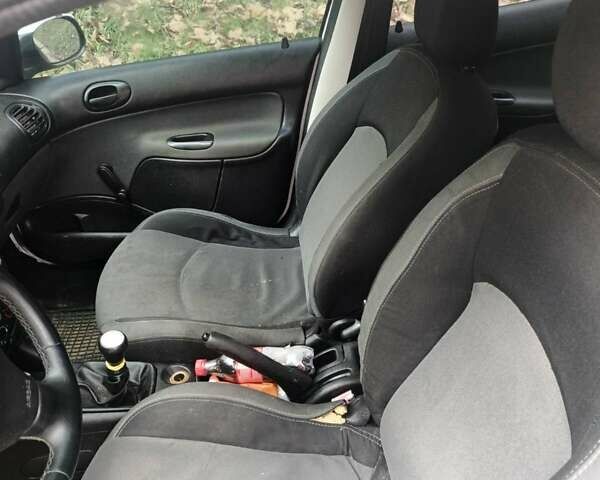 Белый Пежо 206, объемом двигателя 1.36 л и пробегом 248 тыс. км за 2700 $, фото 8 на Automoto.ua