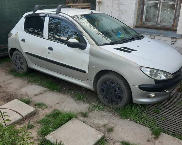 Белый Пежо 206, объемом двигателя 1.36 л и пробегом 234 тыс. км за 2800 $, фото 2 на Automoto.ua