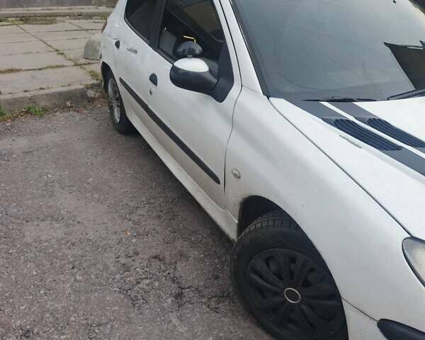 Белый Пежо 206, объемом двигателя 1.36 л и пробегом 248 тыс. км за 2700 $, фото 9 на Automoto.ua