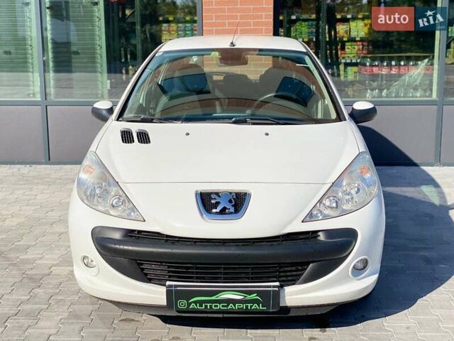 Белый Пежо 206, объемом двигателя 1.36 л и пробегом 206 тыс. км за 3990 $, фото 3 на Automoto.ua