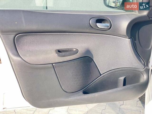 Пежо 206 2009 в Киеве на Automoto.ua Белый Пежо 206, объемом двигателя 1.36 л и пробегом 206 тыс. км за 3990 $, фото 16 на Automoto.ua