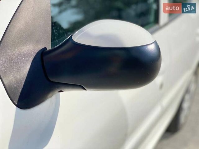 Белый Пежо 206, объемом двигателя 1.36 л и пробегом 206 тыс. км за 3990 $, фото 12 на Automoto.ua