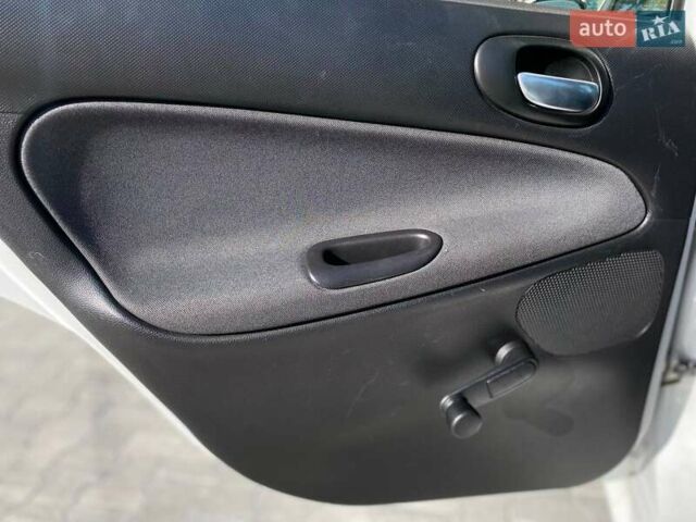 Белый Пежо 206, объемом двигателя 1.36 л и пробегом 206 тыс. км за 3990 $, фото 30 на Automoto.ua