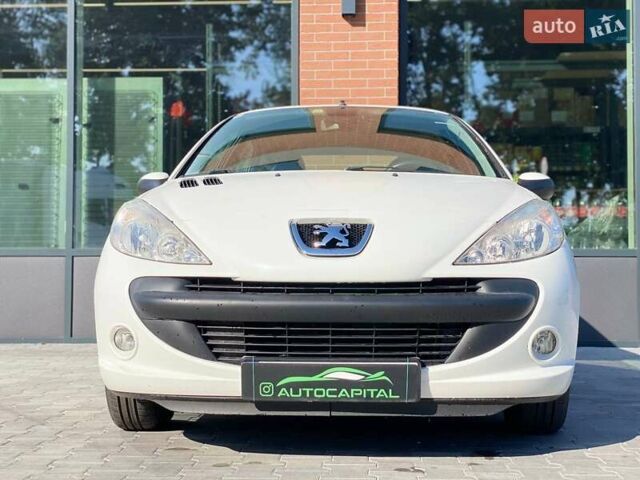 Белый Пежо 206, объемом двигателя 1.36 л и пробегом 206 тыс. км за 3990 $, фото 2 на Automoto.ua