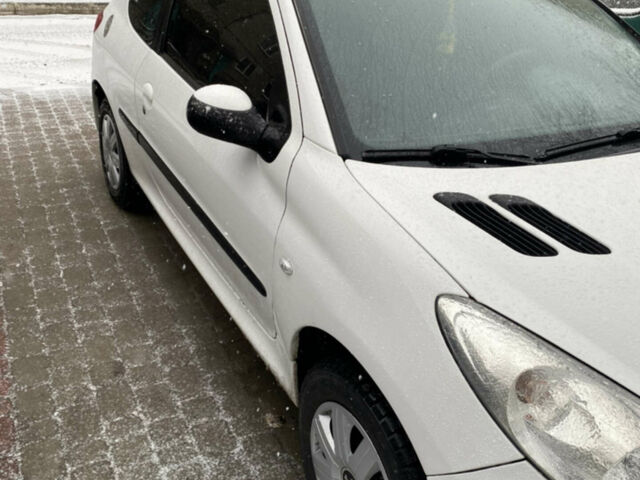 Білий Пежо 206, об'ємом двигуна 1.1 л та пробігом 134 тис. км за 4700 $, фото 3 на Automoto.ua