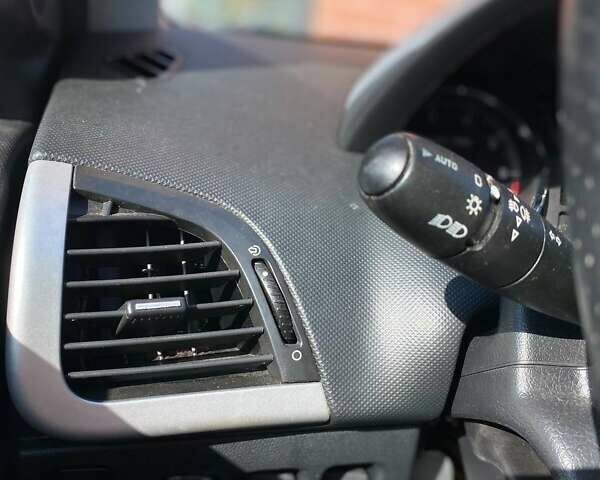Пежо 206 2009 в Киеве на Automoto.ua Белый Пежо 206, объемом двигателя 1.36 л и пробегом 206 тыс. км за 3990 $, фото 24 на Automoto.ua