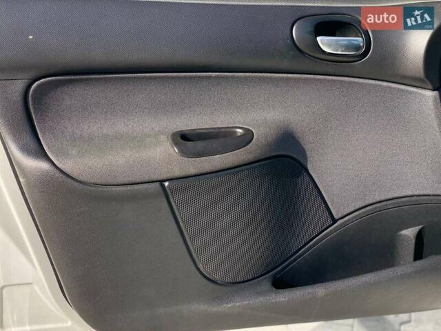 Білий Пежо 206, об'ємом двигуна 1.36 л та пробігом 206 тис. км за 4990 $, фото 18 на Automoto.ua