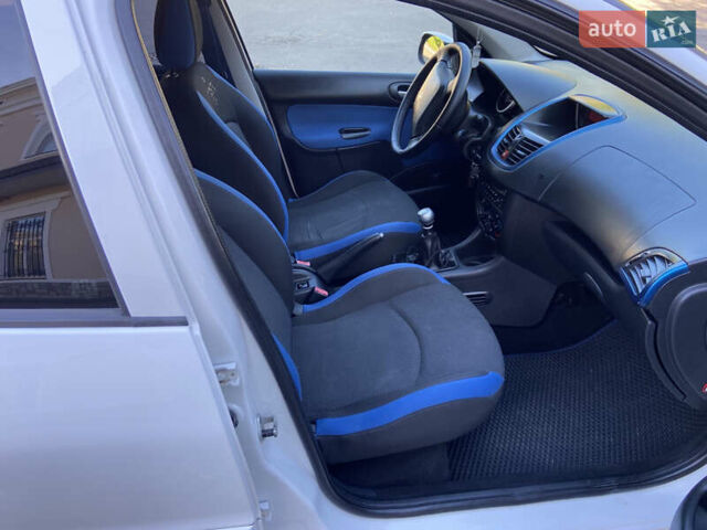 Білий Пежо 206, об'ємом двигуна 1.4 л та пробігом 213 тис. км за 4000 $, фото 9 на Automoto.ua