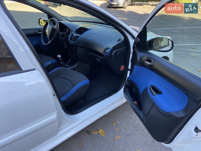 Білий Пежо 206, об'ємом двигуна 1.4 л та пробігом 213 тис. км за 4000 $, фото 8 на Automoto.ua