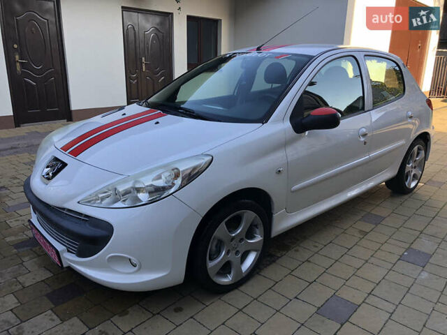 Белый Пежо 206, объемом двигателя 1.4 л и пробегом 107 тыс. км за 4950 $, фото 1 на Automoto.ua