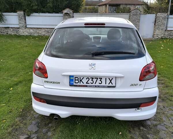 Білий Пежо 206, об'ємом двигуна 1.36 л та пробігом 108 тис. км за 5500 $, фото 7 на Automoto.ua