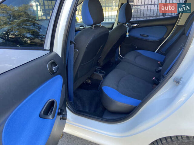 Білий Пежо 206, об'ємом двигуна 1.4 л та пробігом 213 тис. км за 4000 $, фото 11 на Automoto.ua