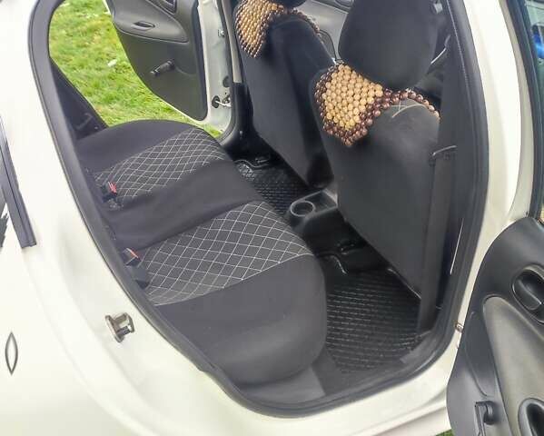 Белый Пежо 206, объемом двигателя 1.1 л и пробегом 112 тыс. км за 5200 $, фото 4 на Automoto.ua