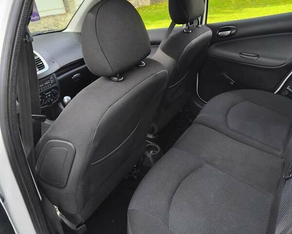 Білий Пежо 206, об'ємом двигуна 1.36 л та пробігом 108 тис. км за 5500 $, фото 2 на Automoto.ua