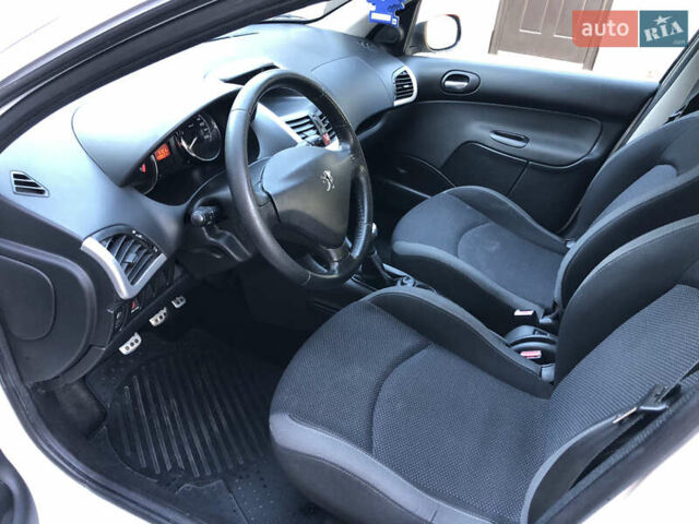 Белый Пежо 206, объемом двигателя 1.4 л и пробегом 107 тыс. км за 4950 $, фото 26 на Automoto.ua