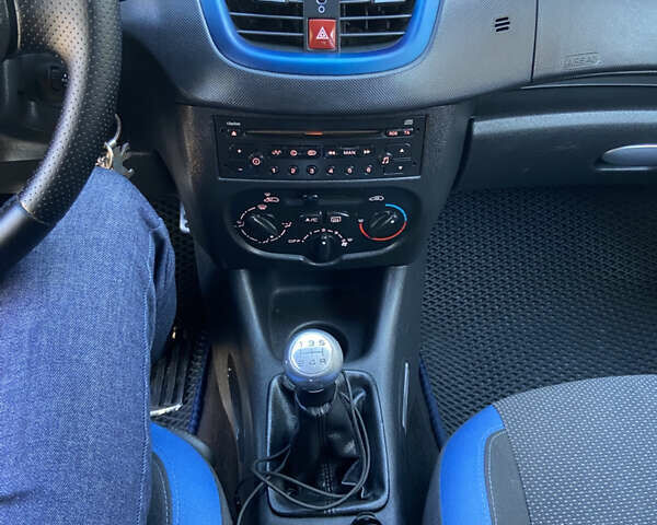 Білий Пежо 206, об'ємом двигуна 1.4 л та пробігом 213 тис. км за 4000 $, фото 15 на Automoto.ua