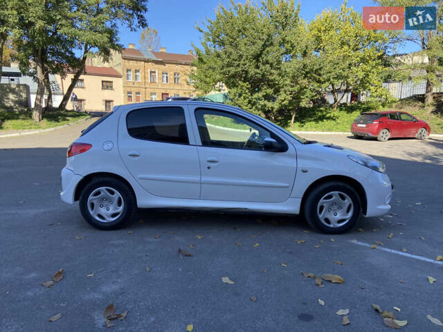 Білий Пежо 206, об'ємом двигуна 1.4 л та пробігом 213 тис. км за 4000 $, фото 3 на Automoto.ua